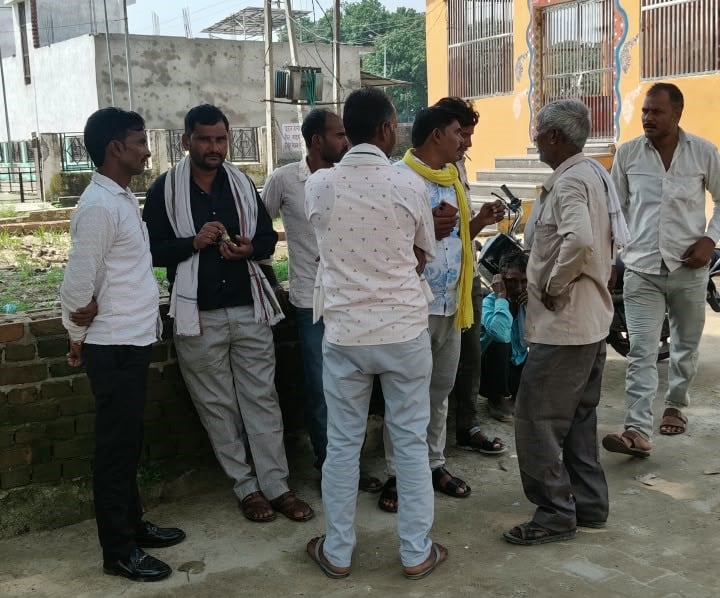 खुदागंज के गांव सूथा में साधुओं की हत्या के बाद मंदिर परिसर में पसरा सन्नाटा। संवाद खुदागंज के गांव सूथा में साधुओं की हत्या के बाद मंदिर परिसर में पसरा सन्नाटा। संवाद