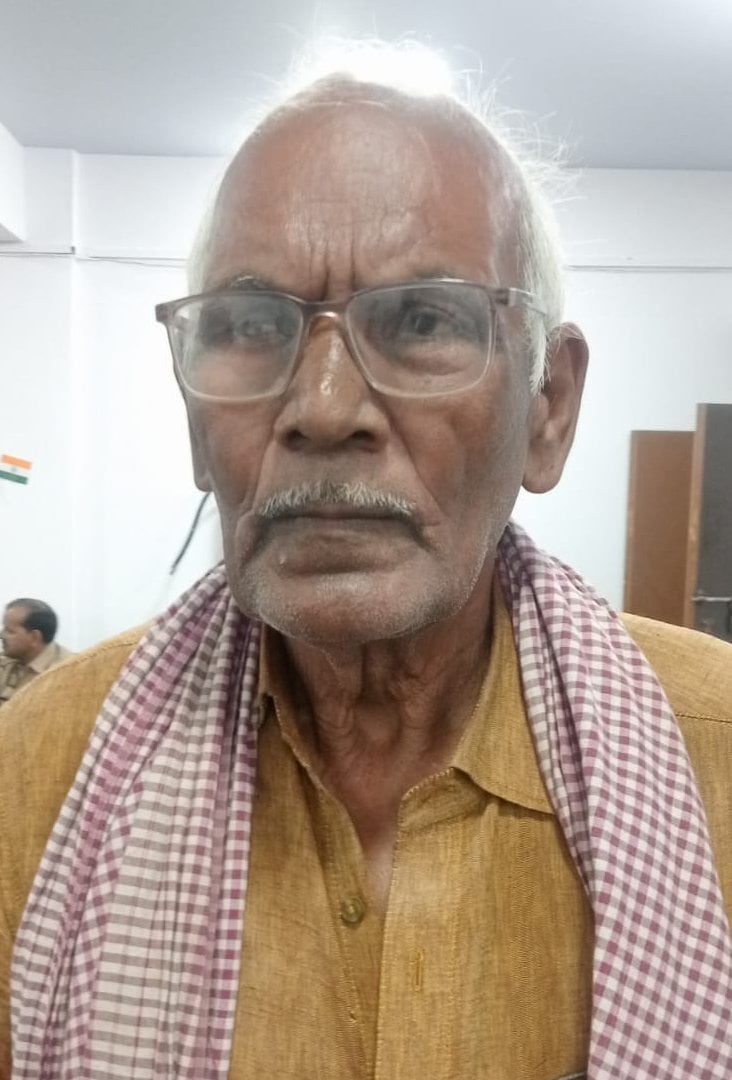 लालगंज में संपूर्ण समाधान दिवस पर शिकायतें सुनते अधिकारी। सूचना विभाग