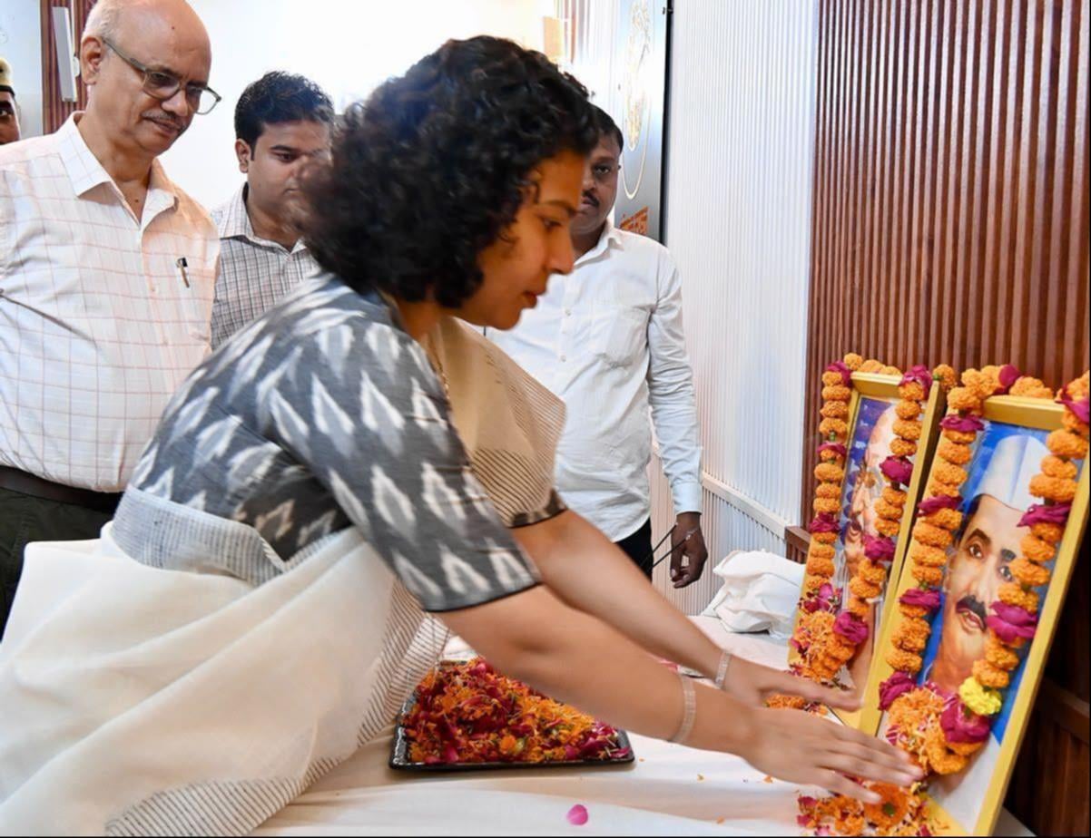 महात्मा गांधी जयंती और पूर्व प्रधानमंत्री लाल बहादुर शास्त्री की जयंती पर शुक्रवार को जिले में महात्मा गांधी जयंती और पूर्व प्रधानमंत्री लाल बहादुर शास्त्री की जयंती पर शुक्रवार को जिले में