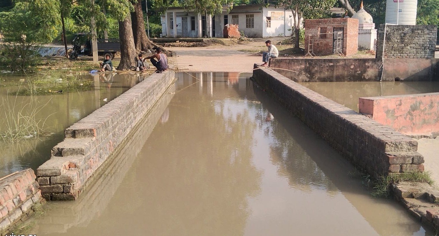 मानिकपुर गंगा घाट पर डूबी पुरोहितों की झोपड़ी व पूजा स्थल। संवाद
