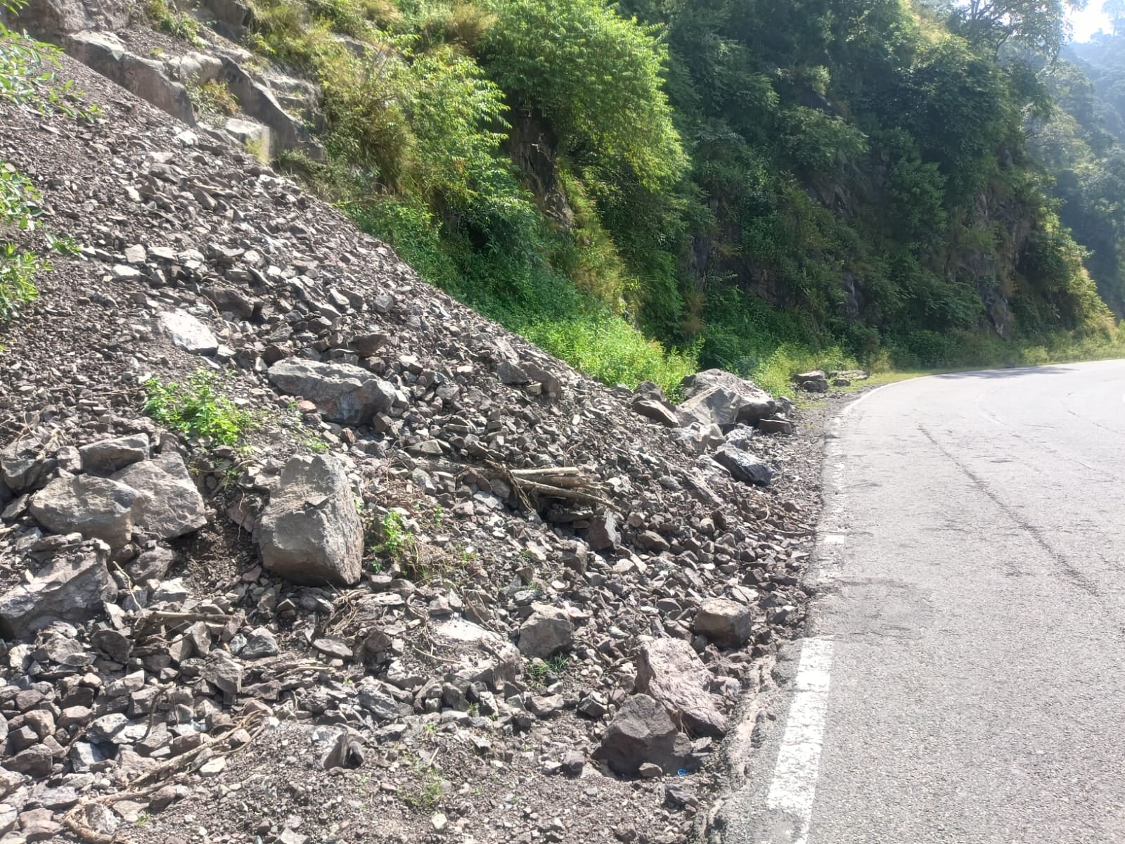 नाहन-कुमारहट्टी एनएच पर चबाहां के पास सड़क पर पड़ा पत्थर और मलबे का ढेर। संवाद