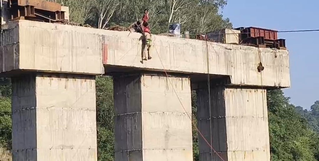 निर्माणाधीन हमीरपुर बायपास (एनएच-103) पर ट्रस ब्रिज संरचना का हिस्सा गिरने पर घायल व्यक्ति का र निर्माणाधीन हमीरपुर बायपास (एनएच-103) पर ट्रस ब्रिज संरचना का हिस्सा गिरने पर घायल व्यक्ति का र