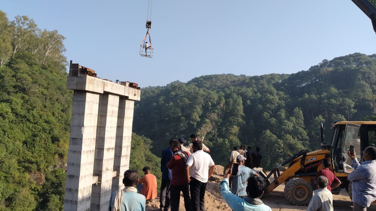 निर्माणाधीन हमीरपुर बायपास (एनएच-103) पर ट्रस ब्रिज संरचना का हिस्सा गिरने पर घायल व्यक्ति का र निर्माणाधीन हमीरपुर बायपास (एनएच-103) पर ट्रस ब्रिज संरचना का हिस्सा गिरने पर घायल व्यक्ति का र