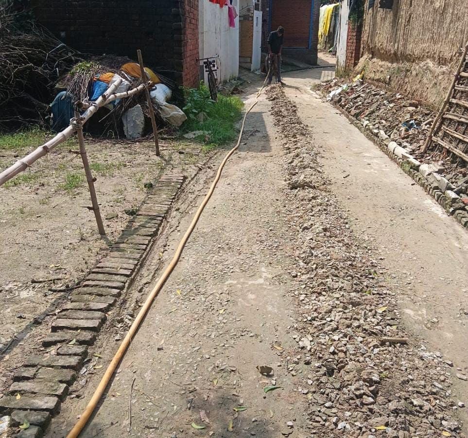 औरास के मुस्लायावां में पाइप लाइन डालने के लिए खोदाई से टूटी नाली और सड़क। संवाद औरास के मुस्लायावां में पाइप लाइन डालने के लिए खोदाई से टूटी नाली और सड़क। संवाद