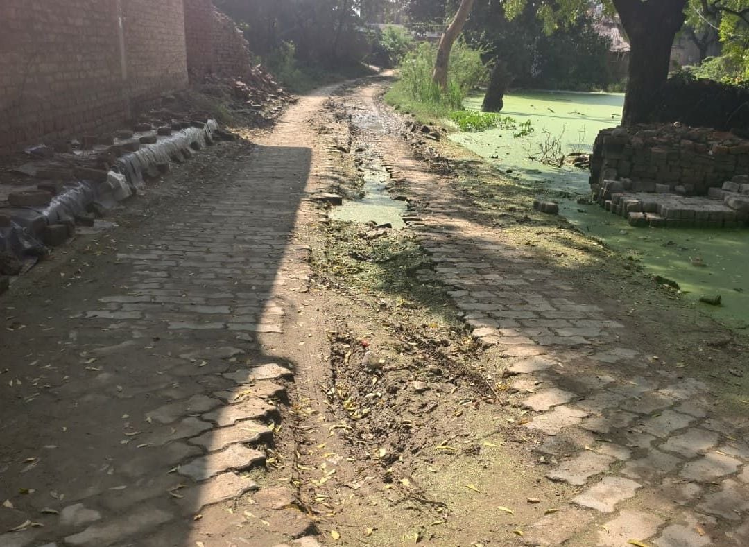 औरास के मुस्लायावां में पाइप लाइन डालने के लिए खोदाई से टूटी नाली और सड़क। संवाद औरास के मुस्लायावां में पाइप लाइन डालने के लिए खोदाई से टूटी नाली और सड़क। संवाद