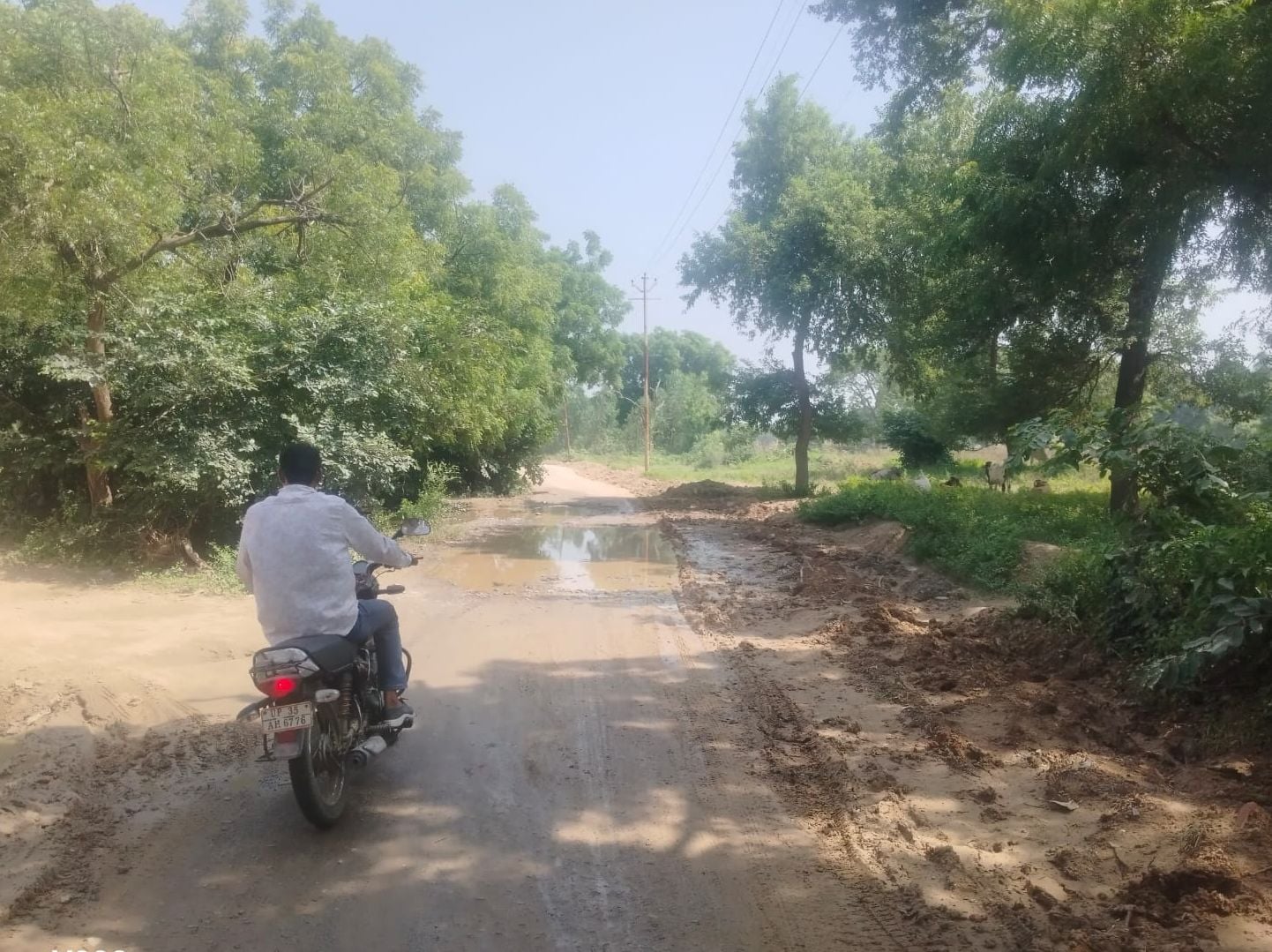 औरास के मुस्लायावां में पाइप लाइन डालने के लिए खोदाई से टूटी नाली और सड़क। संवाद औरास के मुस्लायावां में पाइप लाइन डालने के लिए खोदाई से टूटी नाली और सड़क। संवाद