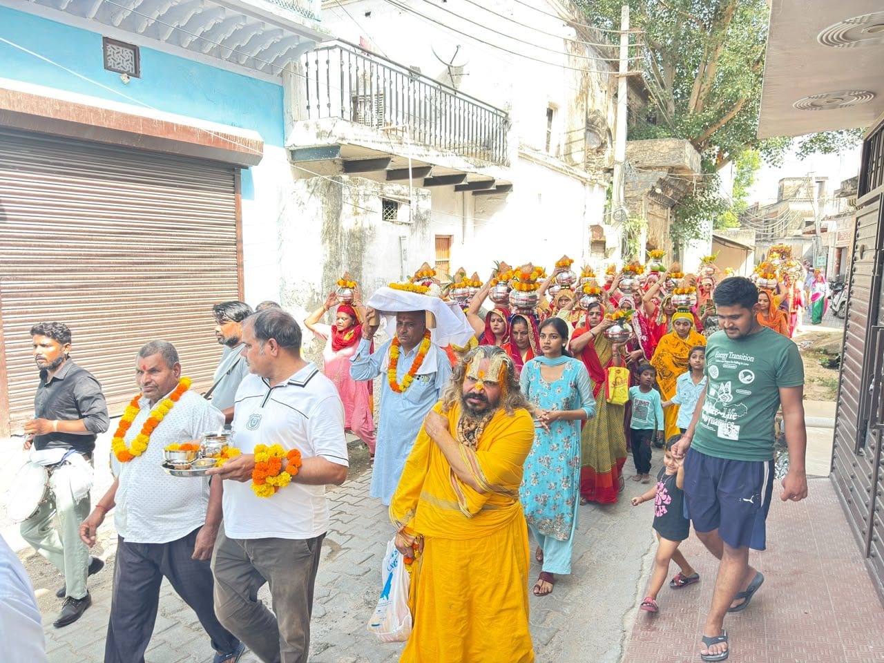 प्राचीन शिव मंदिर कोसली में श्रीमद्भागवत कथा के शुभारंभ से पहले निकाली गई कलश यात्रा में शामिल 