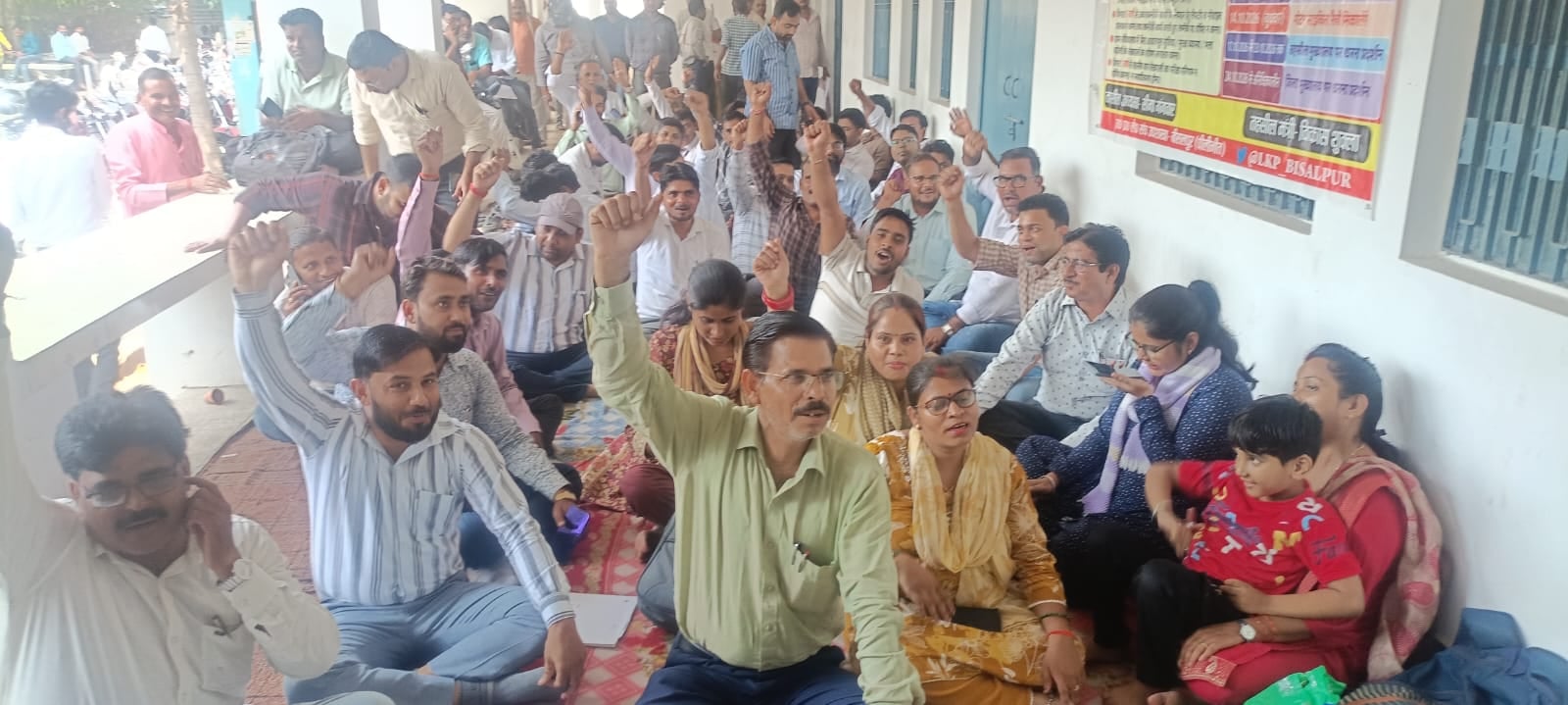 पूरनपुर तहसील में धरना देकर प्रदर्शन करते लेखपाल-संवाद