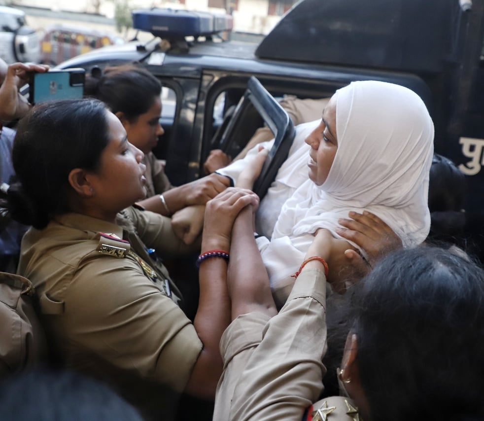 प्रदर्शन करते आम आदमी पार्टी के कार्यकर्ता। प्रदर्शन करते आम आदमी पार्टी के कार्यकर्ता।