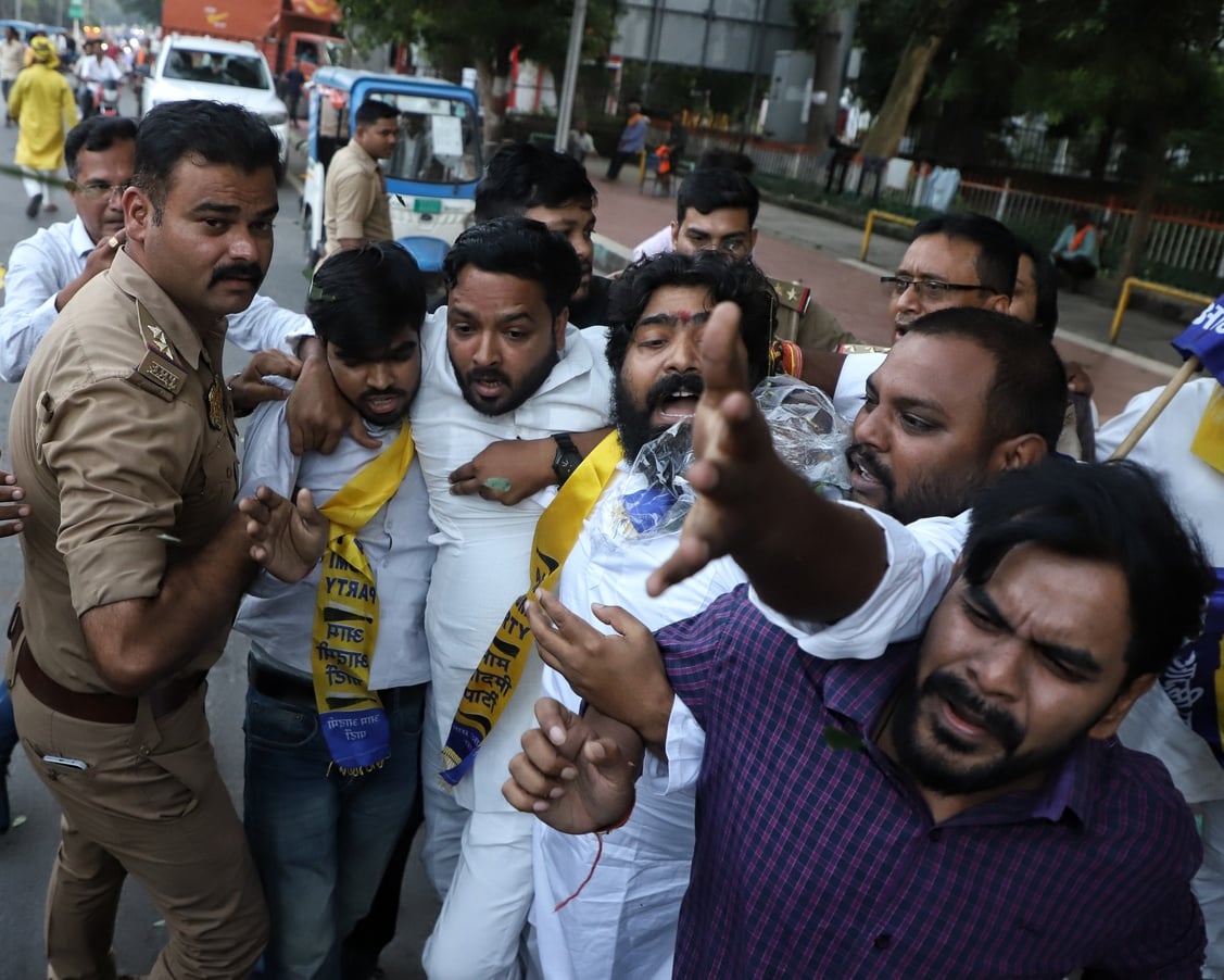 प्रदर्शन करते आम आदमी पार्टी के कार्यकर्ता। प्रदर्शन करते आम आदमी पार्टी के कार्यकर्ता।