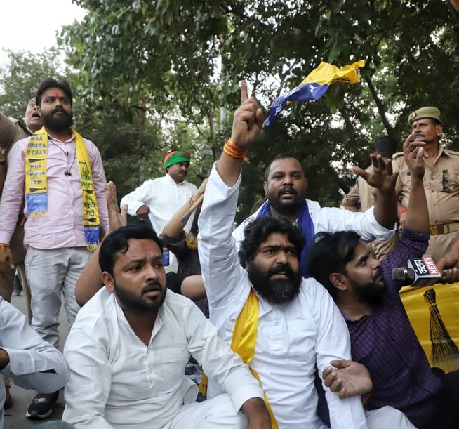 प्रदर्शन करते आम आदमी पार्टी के कार्यकर्ता। प्रदर्शन करते आम आदमी पार्टी के कार्यकर्ता।
