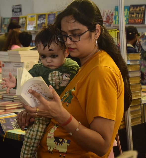 पुस्तक मेले में पहुंचे लोग। पुस्तक मेले में पहुंचे लोग।