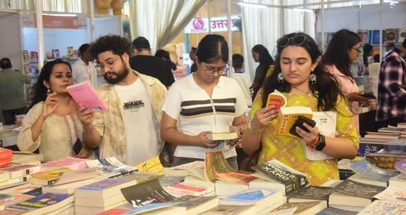 पुस्तक मेले में पहुंचे लोग। पुस्तक मेले में पहुंचे लोग।
