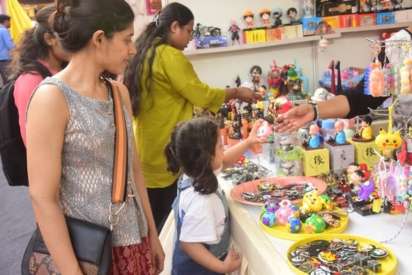 पुस्तक मेले में पहुंचे लोग। पुस्तक मेले में पहुंचे लोग।