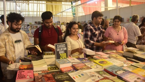 पुस्तक मेले में पहुंचे लोग। पुस्तक मेले में पहुंचे लोग।