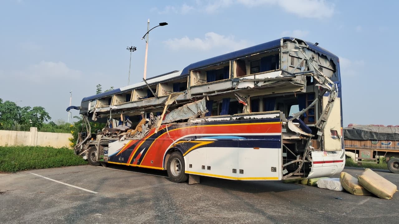 पोस्टमार्टम हाउस में रात 12 बजे नेपाल से आए परिजनों को ढांढस बंधाते जिला पंचायत प्रशासक साधू व पोस्टमार्टम हाउस में रात 12 बजे नेपाल से आए परिजनों को ढांढस बंधाते जिला पंचायत प्रशासक साधू व
