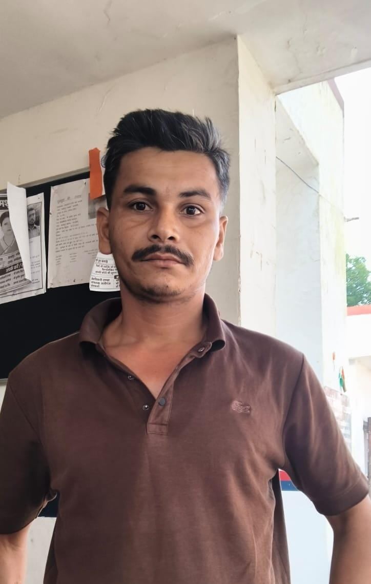 पोस्टमार्टम हाउस में रात 12 बजे नेपाल से आए परिजनों को ढांढस बंधाते जिला पंचायत प्रशासक साधू व पोस्टमार्टम हाउस में रात 12 बजे नेपाल से आए परिजनों को ढांढस बंधाते जिला पंचायत प्रशासक साधू व