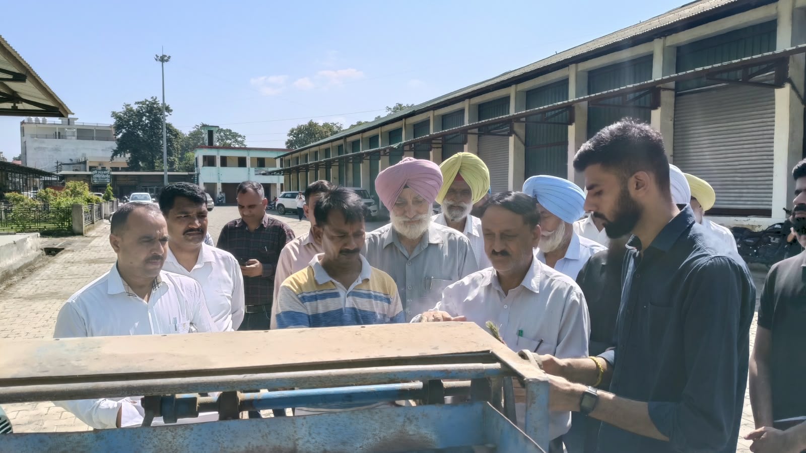 पांवटा साहिब में धान खरीद केंद्र का शुभारंभ करते हुए एपीएमसी अध्यक्ष सीताराम शर्मा। संवाद पांवटा साहिब में धान खरीद केंद्र का शुभारंभ करते हुए एपीएमसी अध्यक्ष सीताराम शर्मा। संवाद