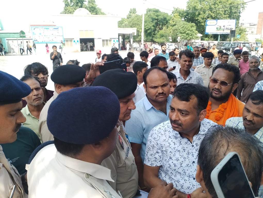 रेलवे स्टेशन पर अपनी मांगो के लिए नारेबाजी करते पूर्वांचल समाज के लोग। संवाद रेलवे स्टेशन पर अपनी मांगो के लिए नारेबाजी करते पूर्वांचल समाज के लोग। संवाद