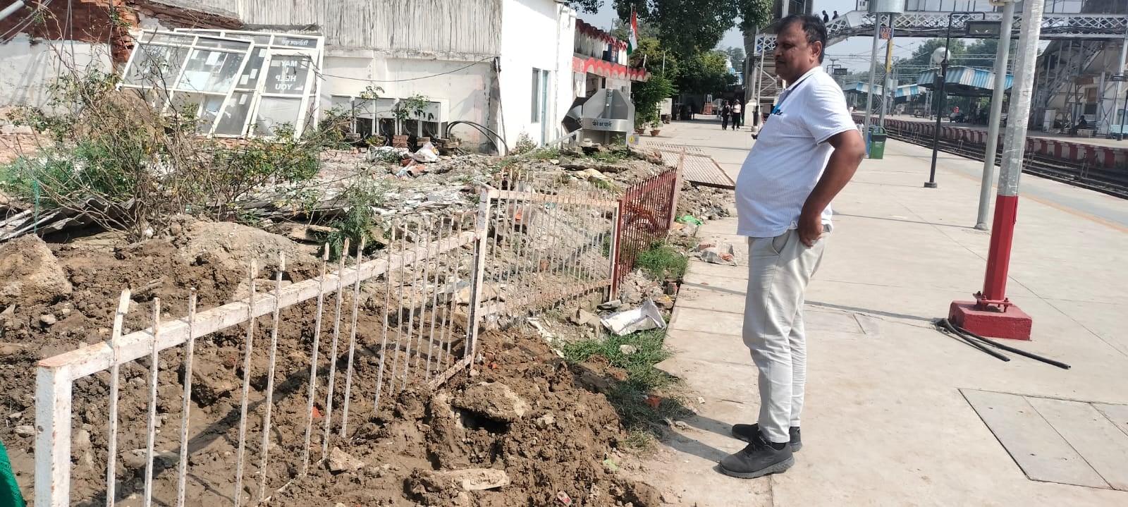 रेलवे स्टेशन पर पुराने पार्सल के गेट को किया बंद। संवाद रेलवे स्टेशन पर पुराने पार्सल के गेट को किया बंद। संवाद