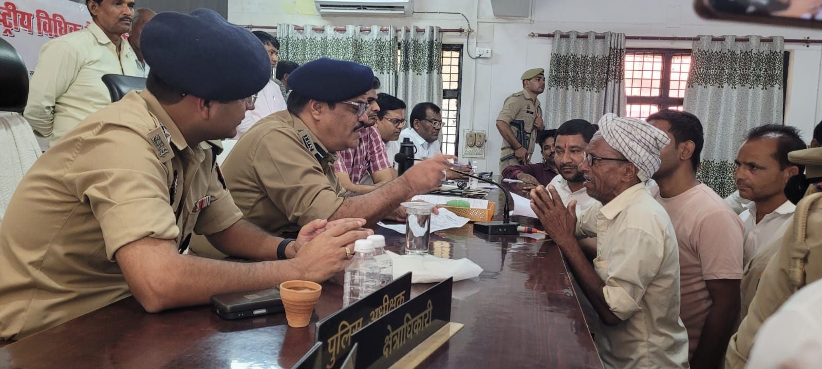 संपूर्ण समाधान दिवस में सुनवाई करते अधिकारी। संवाद संपूर्ण समाधान दिवस में सुनवाई करते अधिकारी। संवाद