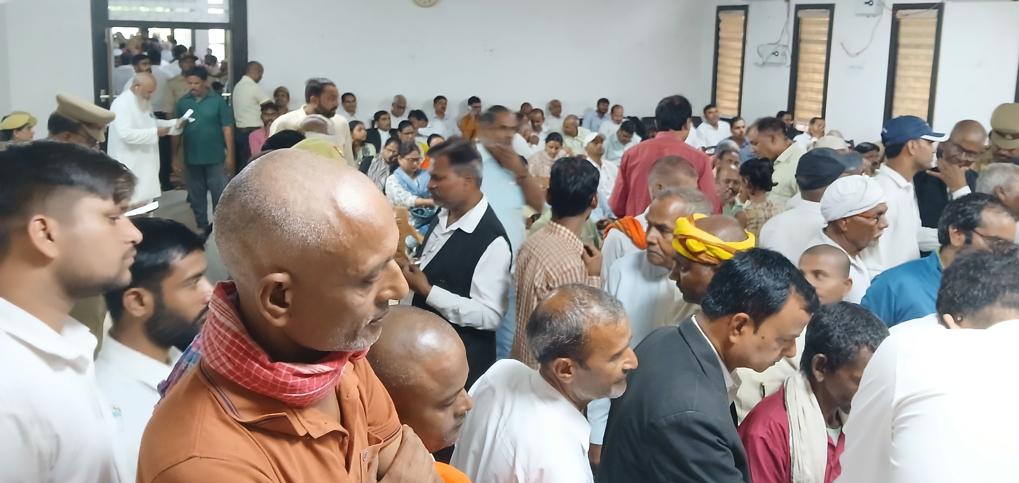 संपूर्ण समाधान दिवस में सुनवाई करते अधिकारी। संवाद संपूर्ण समाधान दिवस में सुनवाई करते अधिकारी। संवाद