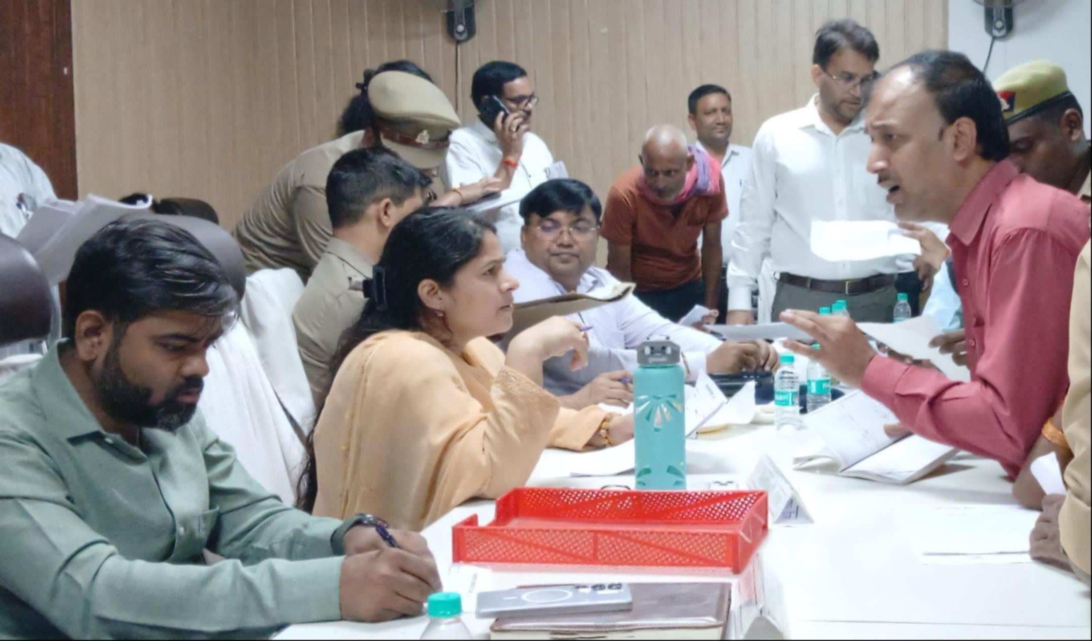 संपूर्ण समाधान दिवस में सुनवाई करते अधिकारी। संवाद संपूर्ण समाधान दिवस में सुनवाई करते अधिकारी। संवाद