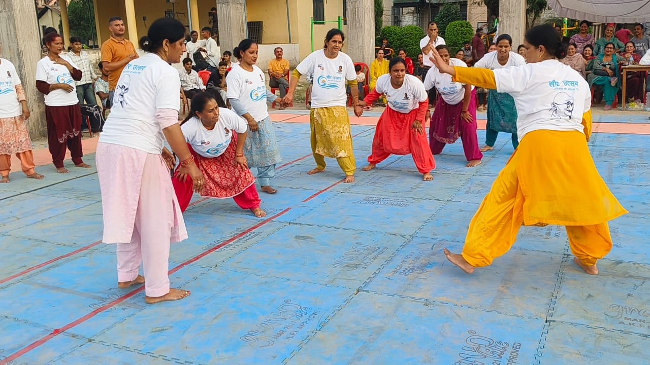 सीर उत्सव में आयोजित रस्साकशी प्रतियोगिता में दमखम दिखाती महिलाएं। स्रोत: डीपीआरओ सीर उत्सव में आयोजित रस्साकशी प्रतियोगिता में दमखम दिखाती महिलाएं। स्रोत: डीपीआरओ