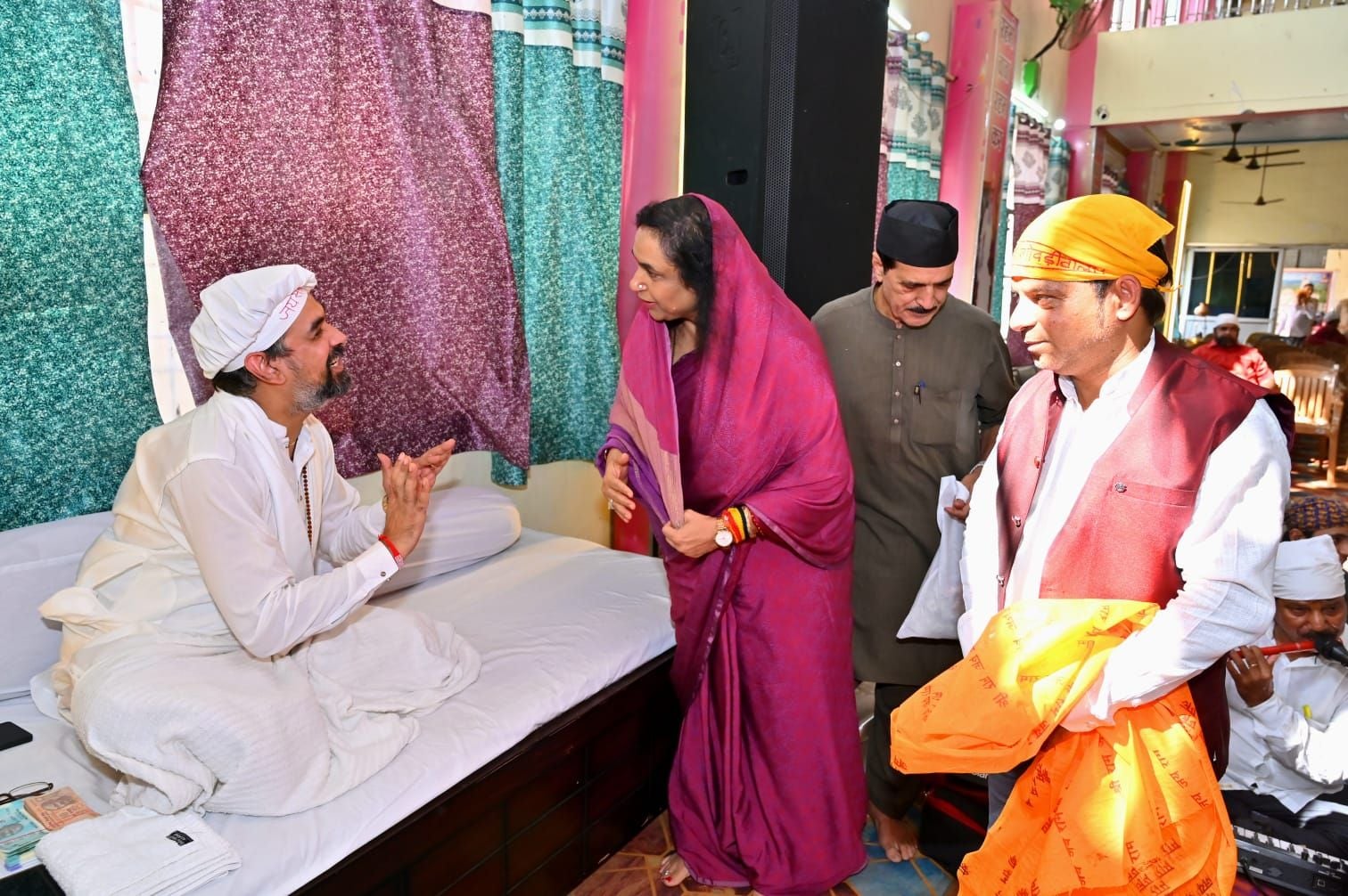 संत बाबा हरदास राम-गेलाराम साहिब के श्राद्ध में पहुंचीं डिप्टी सीएम की पत्नी, किया माल्यार्पण संत बाबा हरदास राम-गेलाराम साहिब के श्राद्ध में पहुंचीं डिप्टी सीएम की पत्नी, किया माल्यार्पण