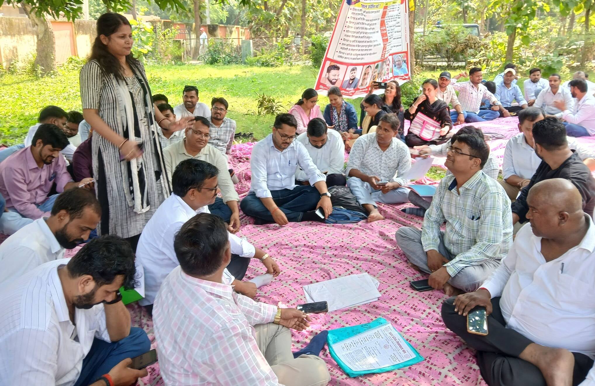 सदर व करनैलगंज तहसील में धरना देते लेखपाल। संवाद
