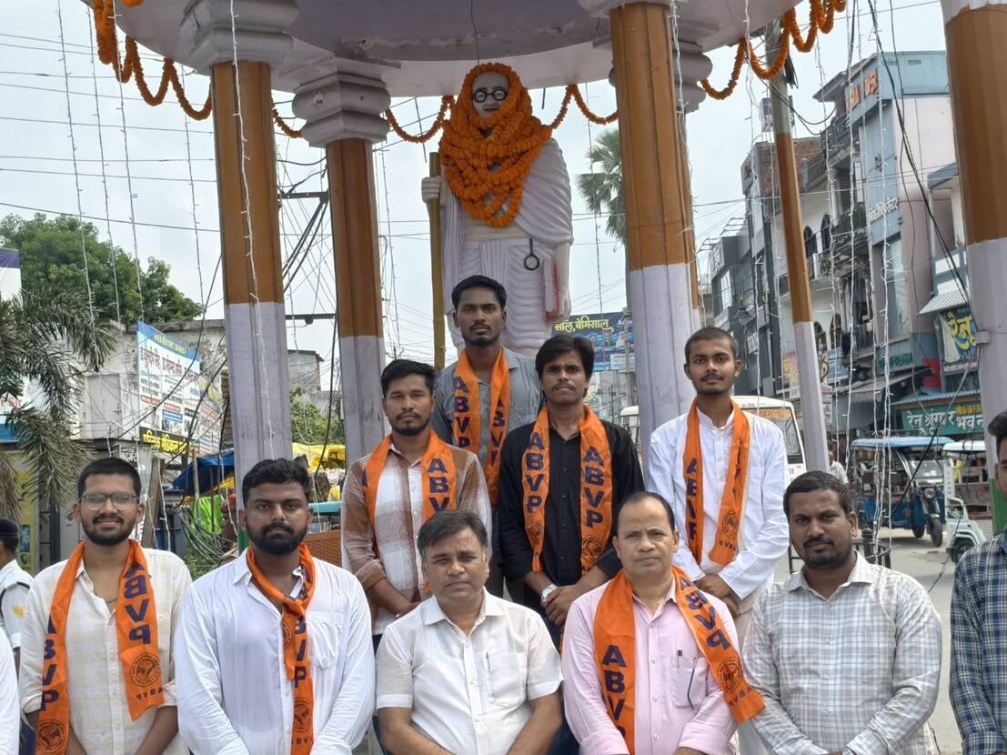 सेवरही में गांधी चबूतरे पर आयोजित प्रार्थना सभा में मौजूद लोग।स्रोत-सोशल मीडिया
