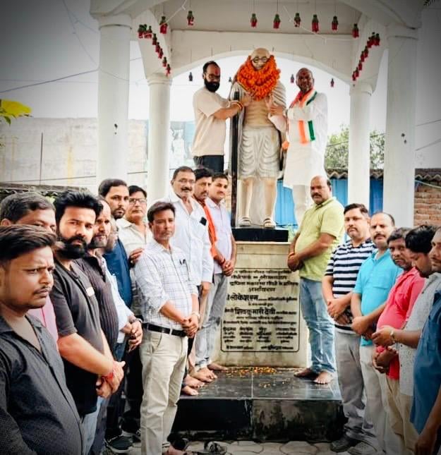 सेवरही में गांधी चबूतरे पर आयोजित प्रार्थना सभा में मौजूद लोग।स्रोत-सोशल मीडिया