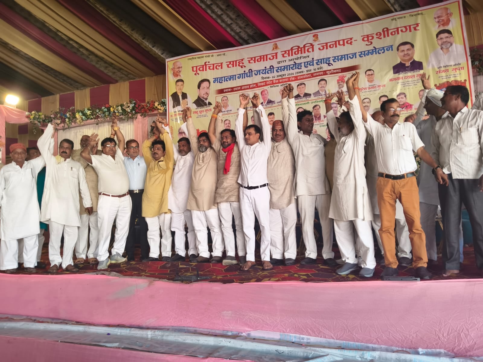 सेवरही में गांधी चबूतरे पर आयोजित प्रार्थना सभा में मौजूद लोग।स्रोत-सोशल मीडिया