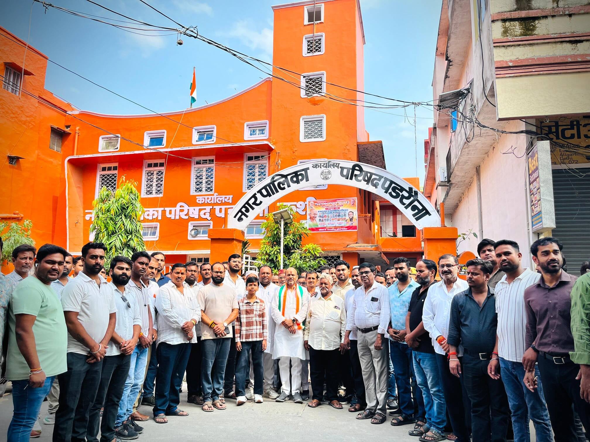 सेवरही में गांधी चबूतरे पर आयोजित प्रार्थना सभा में मौजूद लोग।स्रोत-सोशल मीडिया