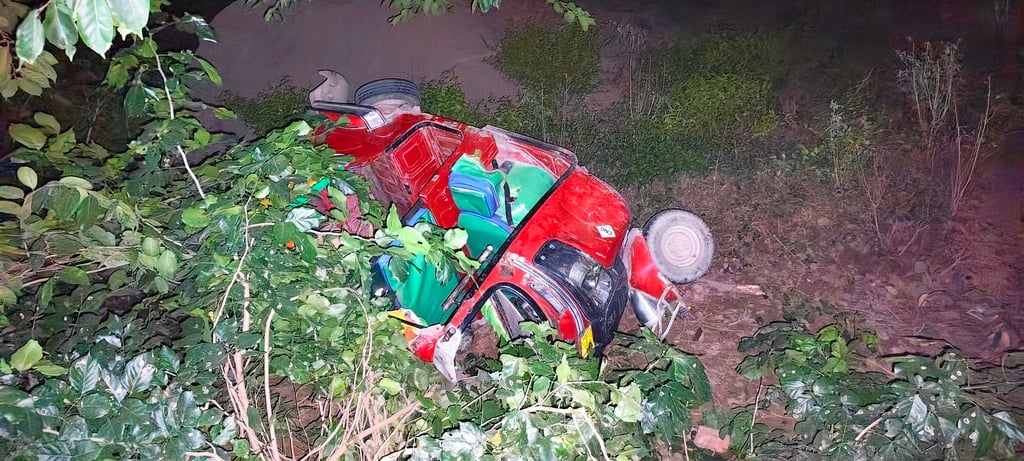 टक्कर के बाद क्षतिग्रस्त लोडर। घायल ऑटो चालक। टक्कर के बाद क्षतिग्रस्त लोडर। घायल ऑटो चालक।