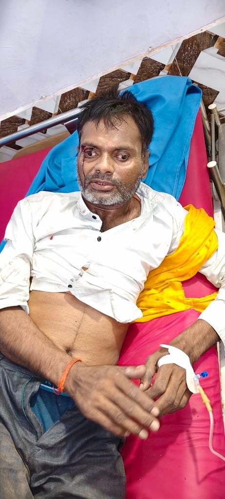 टक्कर के बाद क्षतिग्रस्त लोडर। घायल ऑटो चालक। टक्कर के बाद क्षतिग्रस्त लोडर। घायल ऑटो चालक।