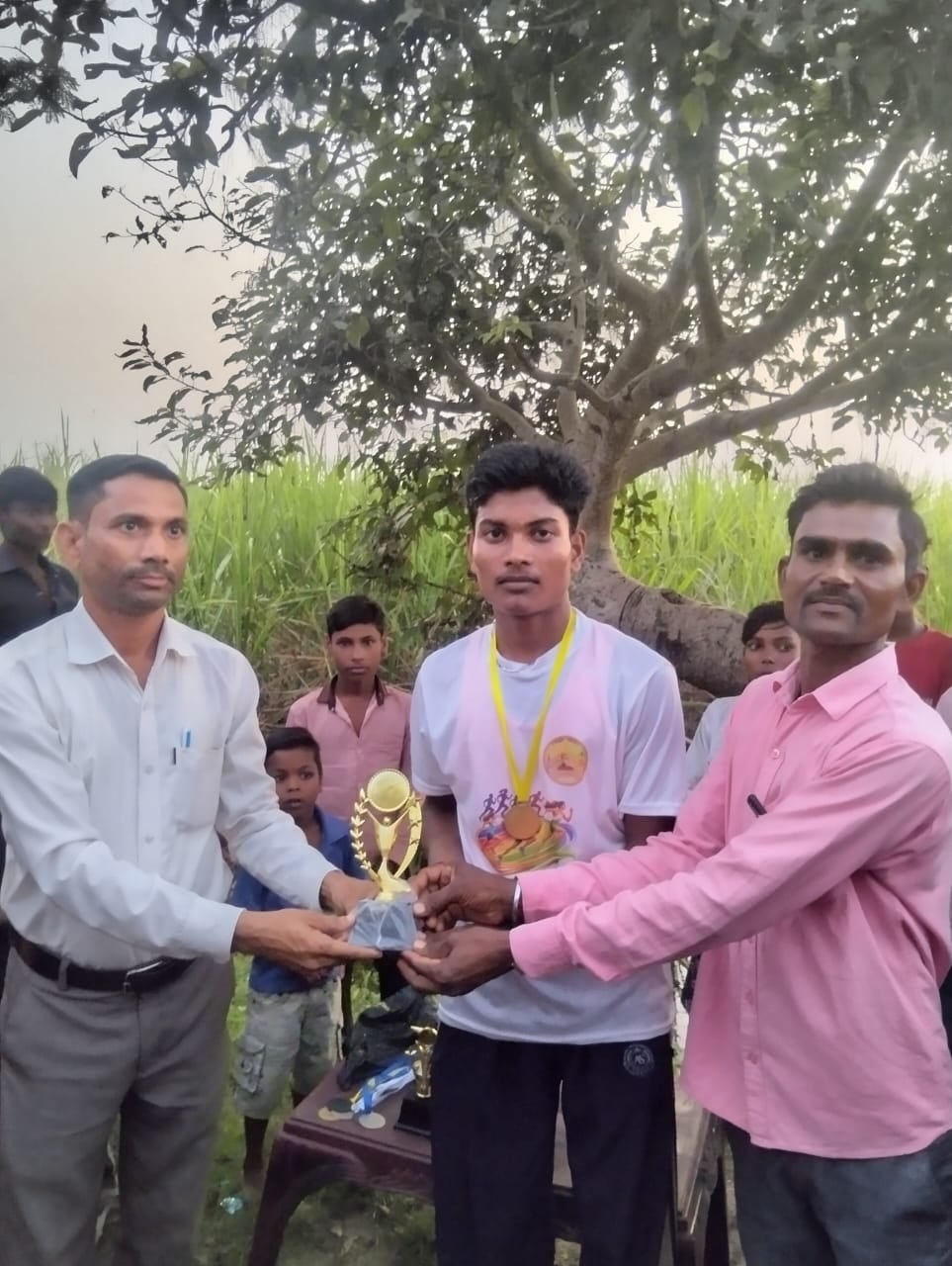 तिकुनिया बनवीरपुर में आयोजित दंगल में दांव-पेंच दिखाते पहलवान। संवाद तिकुनिया बनवीरपुर में आयोजित दंगल में दांव-पेंच दिखाते पहलवान। संवाद