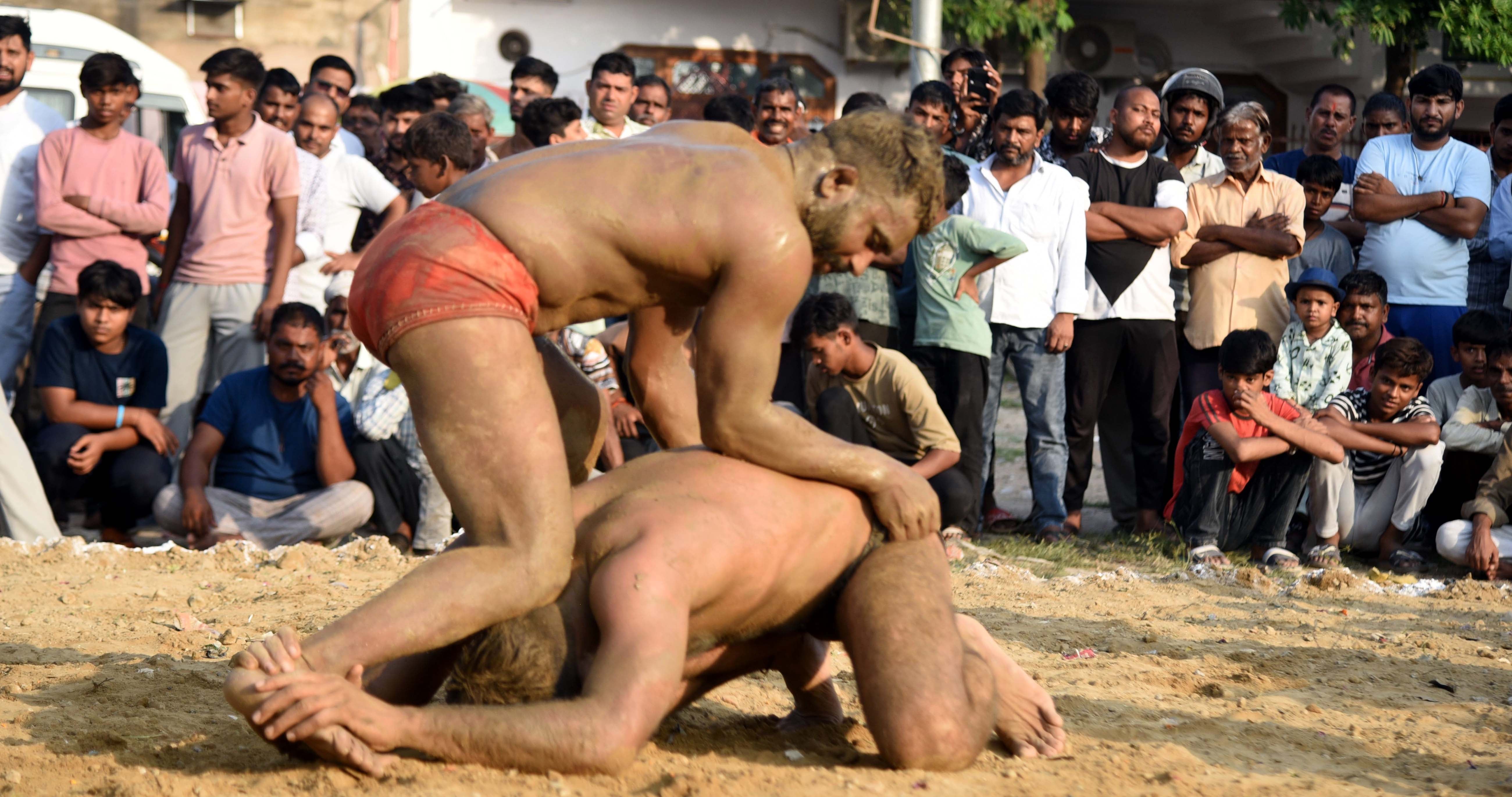 दंगल में दम दिखाते पहलवान