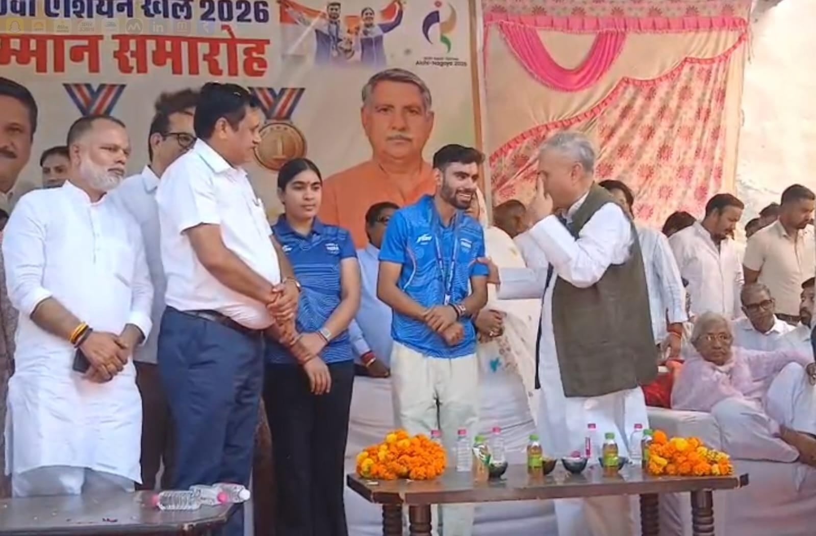 दोनों खिलाड़ियों का स्वागत करते ग्रामीण। संवाद