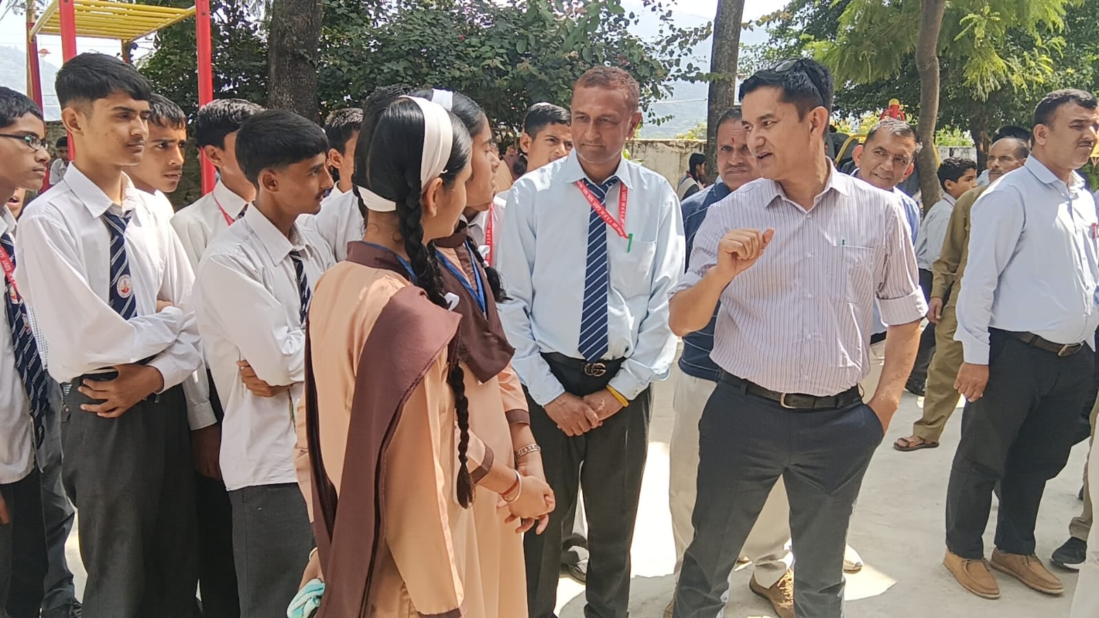 ददाहू स्कूल में निरीक्षण करते तहसीलदार जय सिंह ठाकुर। संवाद ददाहू स्कूल में निरीक्षण करते तहसीलदार जय सिंह ठाकुर। संवाद