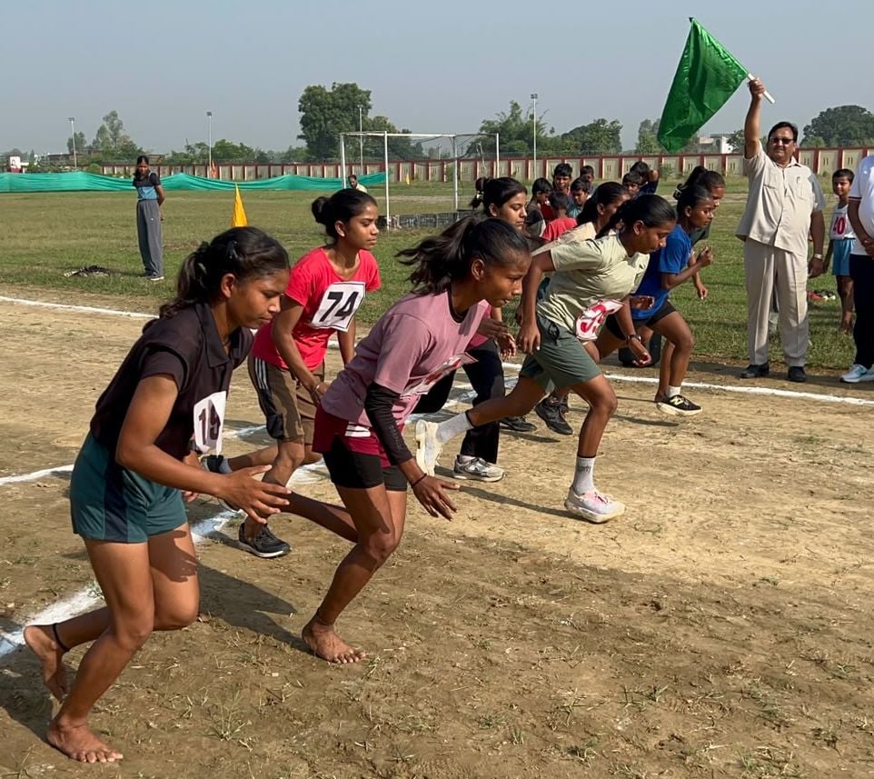 दौड़ प्रतियोगिता में दोड़ते खिलाड़ी।संवाद दौड़ प्रतियोगिता में दोड़ते खिलाड़ी।संवाद