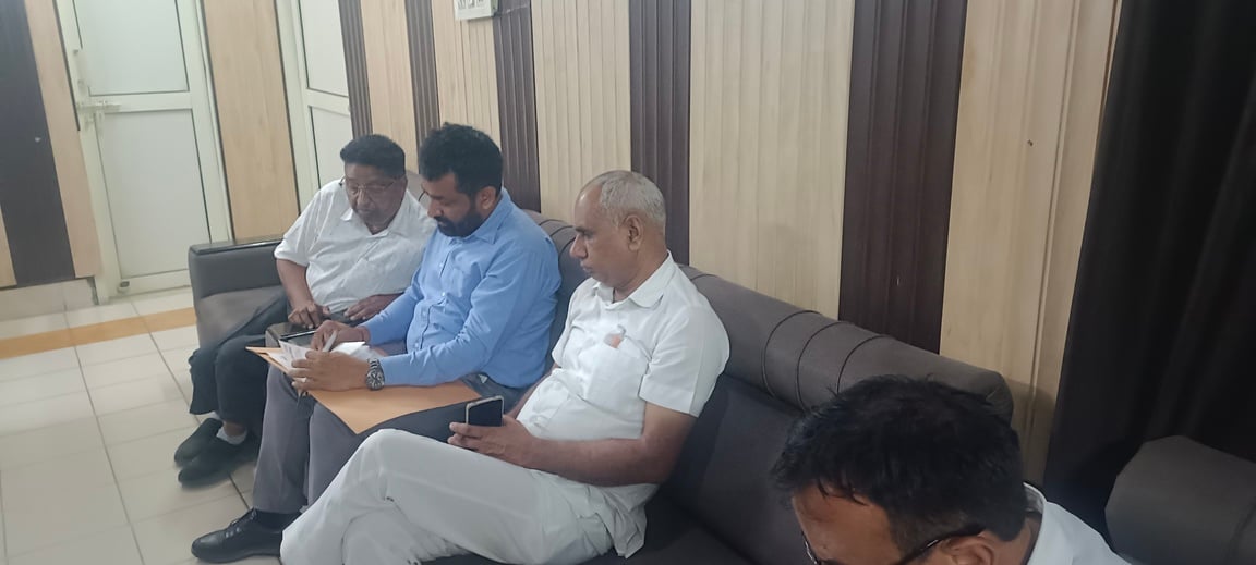 धान के सीजन में गेट पास की वेरिफिकेशन करते हुए एसडीएम मनीष कुमार यादव। संवाद धान के सीजन में गेट पास की वेरिफिकेशन करते हुए एसडीएम मनीष कुमार यादव। संवाद