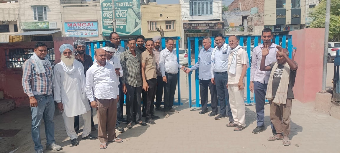 धान सीजन में मंडी के गेट बंद को लेकर नारेबाजी करते हुए आढ़ती। संवाद धान सीजन में मंडी के गेट बंद को लेकर नारेबाजी करते हुए आढ़ती। संवाद