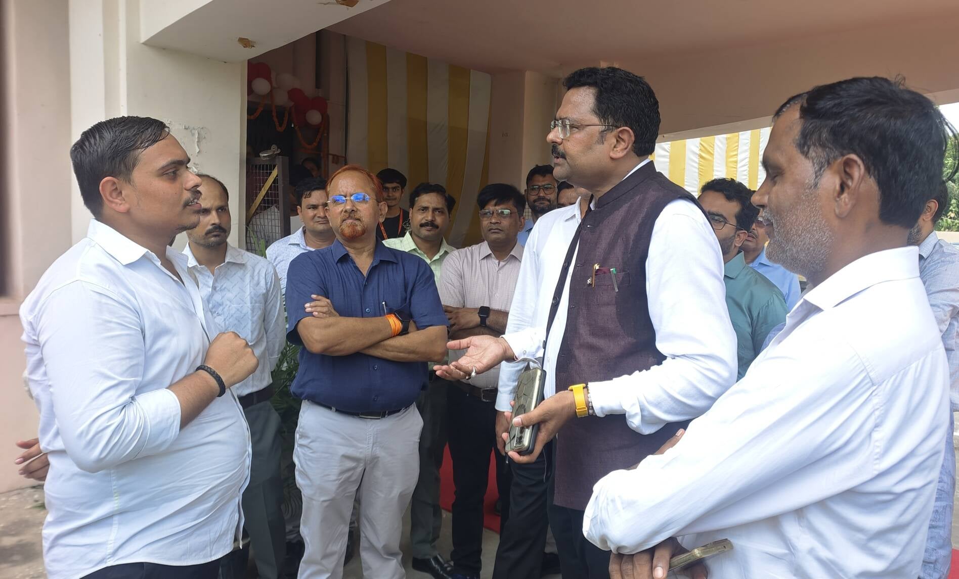 वाईडी डिग्री कॉलेज में गेट पर प्रदर्शन करते एबीवीपी के पदाधिकारी। संवाद वाईडी डिग्री कॉलेज में गेट पर प्रदर्शन करते एबीवीपी के पदाधिकारी। संवाद