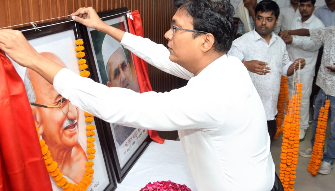 वाईडी डिग्री कॉलेज में महात्मा गांधी व लालबहादुर शास्त्री के चित्र पर माल्यार्पण करते प्राचार् वाईडी डिग्री कॉलेज में महात्मा गांधी व लालबहादुर शास्त्री के चित्र पर माल्यार्पण करते प्राचार्