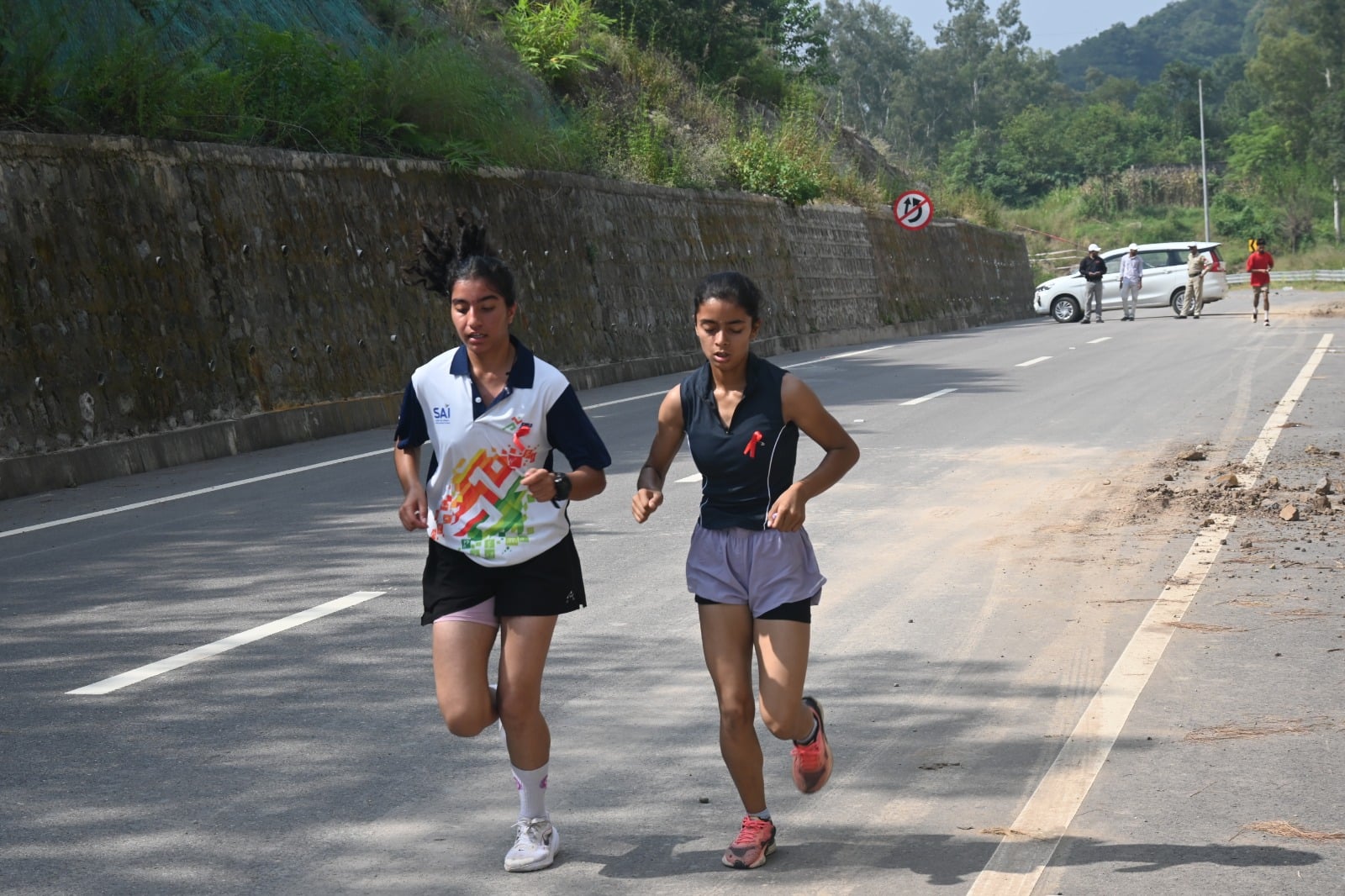 अणु स्थित सिंथेटिक ट्रैक ग्राउंड में ग्राउंड टैस्ट के दौरान पसीना बहाते अभ्यर्थी। स्रोत : जनसंप अणु स्थित सिंथेटिक ट्रैक ग्राउंड में ग्राउंड टैस्ट के दौरान पसीना बहाते अभ्यर्थी। स्रोत : जनसंप