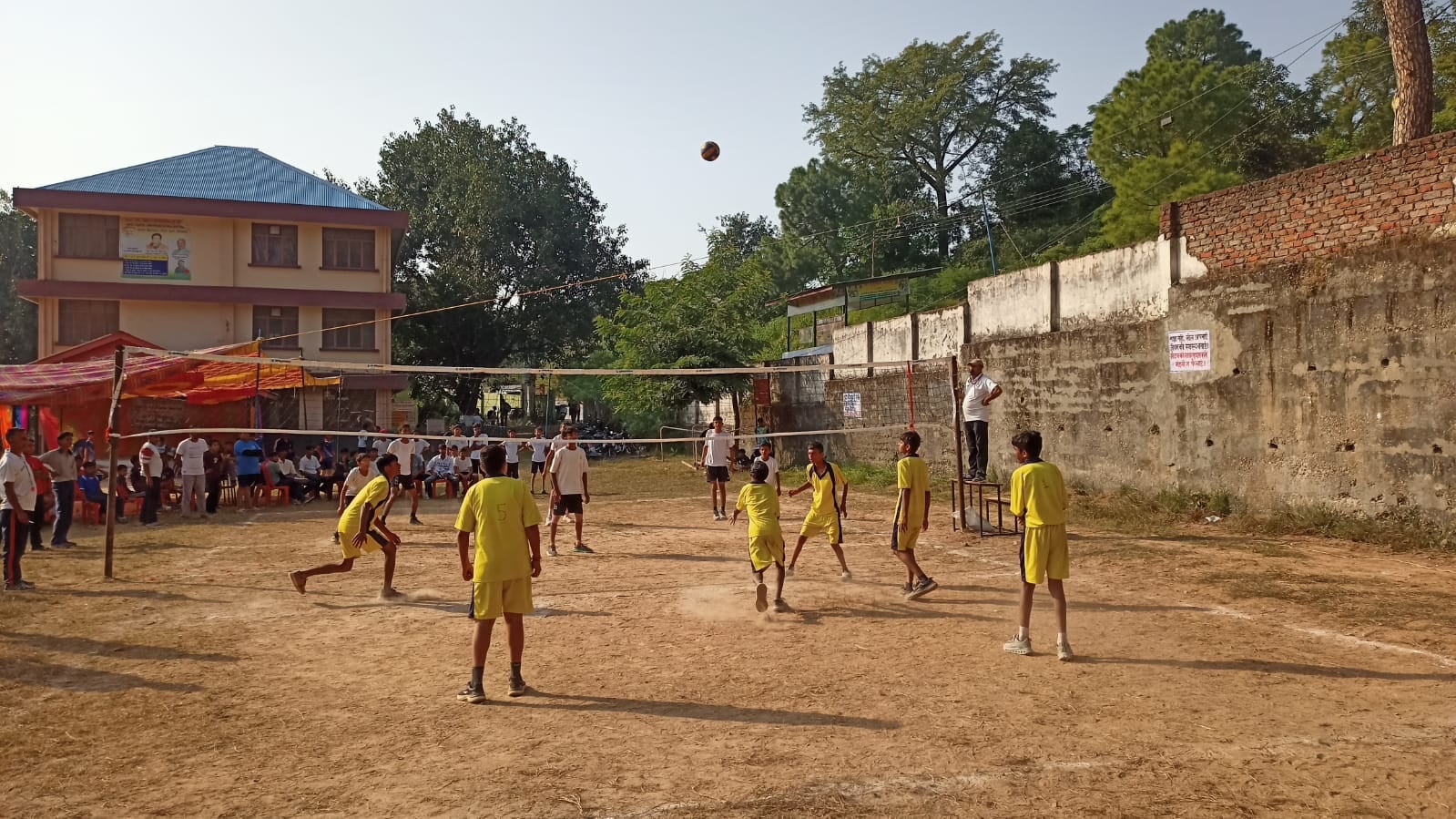 अणु स्थित सिंथेटिक ट्रैक ग्राउंड में ग्राउंड टैस्ट के दौरान पसीना बहाते अभ्यर्थी। स्रोत : जनसंप अणु स्थित सिंथेटिक ट्रैक ग्राउंड में ग्राउंड टैस्ट के दौरान पसीना बहाते अभ्यर्थी। स्रोत : जनसंप