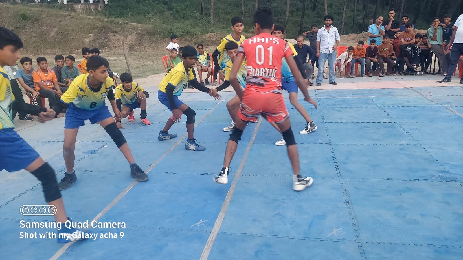 अणु स्थित सिंथेटिक ट्रैक ग्राउंड में ग्राउंड टैस्ट के दौरान पसीना बहाते अभ्यर्थी। स्रोत : जनसंप अणु स्थित सिंथेटिक ट्रैक ग्राउंड में ग्राउंड टैस्ट के दौरान पसीना बहाते अभ्यर्थी। स्रोत : जनसंप