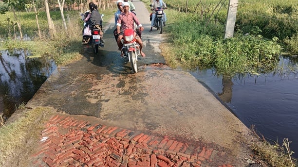बंडा में अतिक्रमण के कारण संकरा हुआ नाला। संवाद बंडा में अतिक्रमण के कारण संकरा हुआ नाला। संवाद