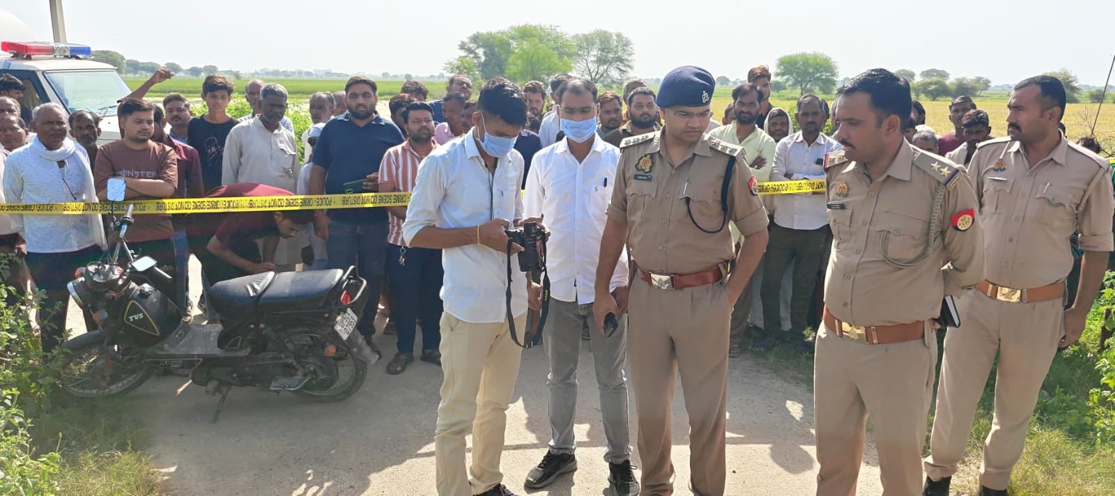बाइक सहित सड़क पर खून से लथपथ मिला व्यक्ति का शव बाइक सहित सड़क पर खून से लथपथ मिला व्यक्ति का शव